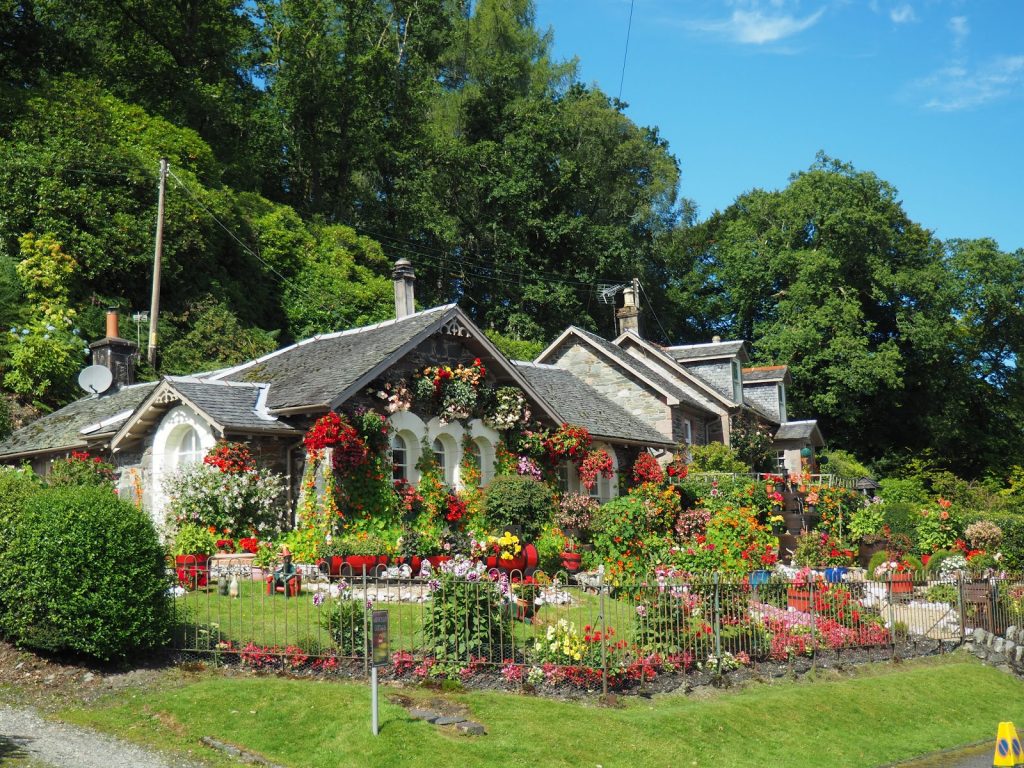 outdoor-garden-with-houses