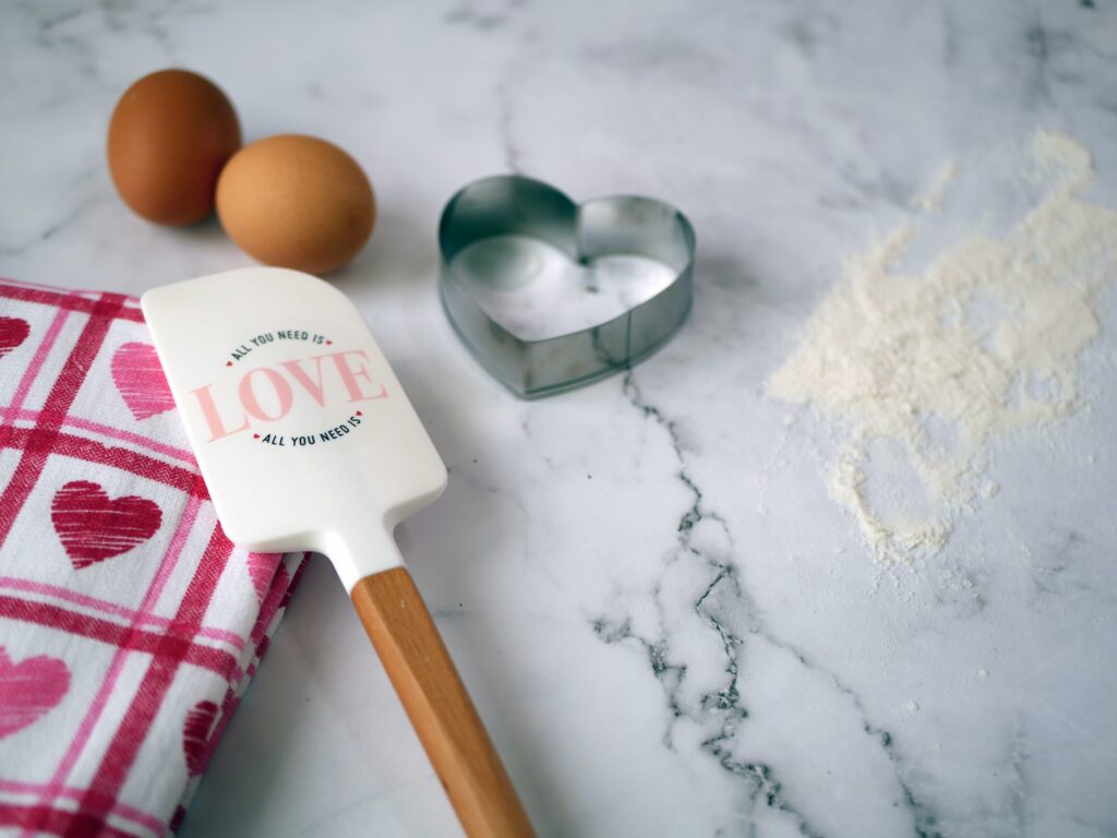 baking-spatula-and-heart-patterned-cloth-valentine's-day-gift