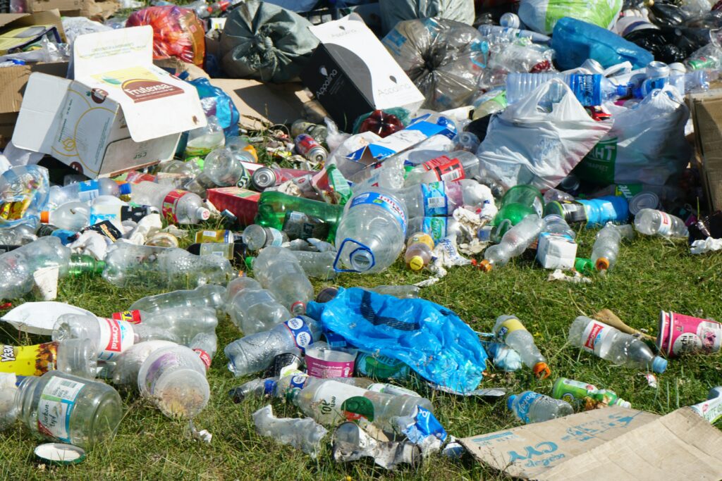 plastic-water-bottles-litter-boxes-waste-scattered-on-lawn
