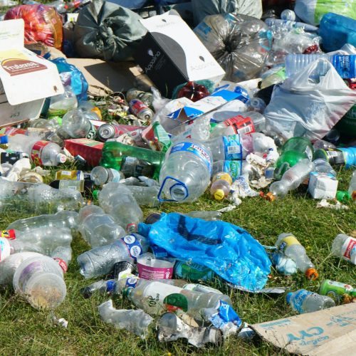 plastic-water-bottles-litter-boxes-waste-scattered-on-lawn